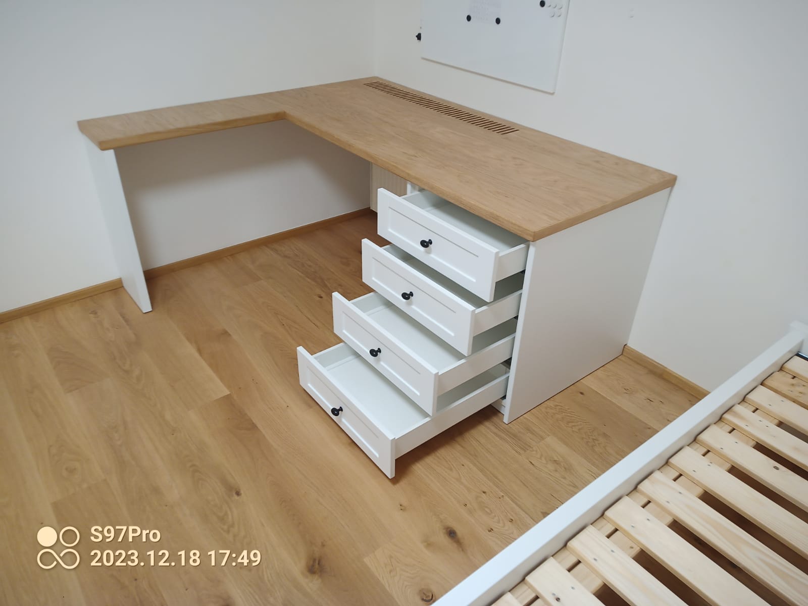 Psací stoly, police, kancelářský nábytek